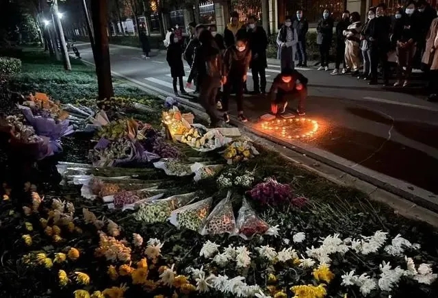 ��͢�f����Ů���c�޹����ӛ_ͻ�󣬏�32������